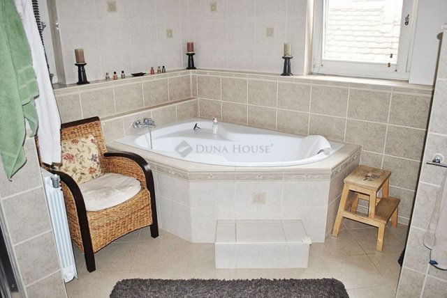 Eladó családi ház, Kecskeméten 188 M Ft, 7 szobás