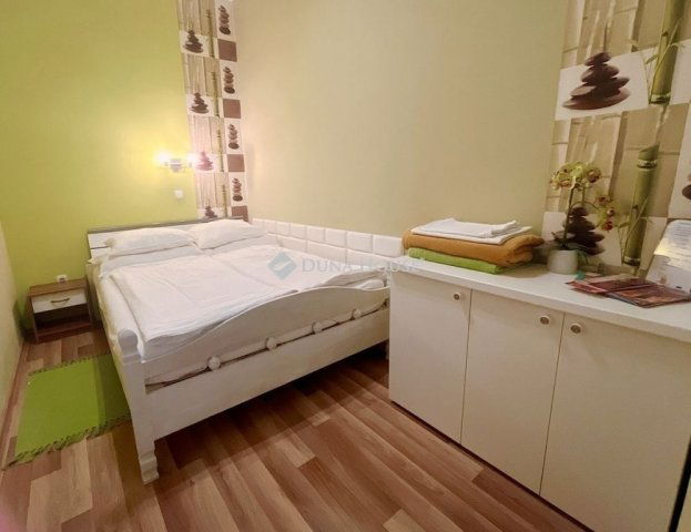 Eladó téglalakás, Pécsett 72 M Ft, 4 szobás