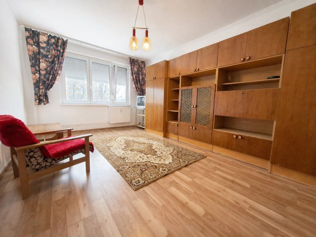 Eladó panellakás, Dunaújvárosban 31.9 M Ft, 2 szobás