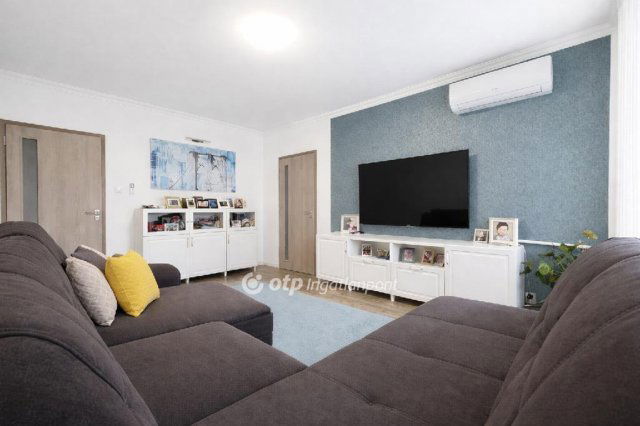 Eladó panellakás, Debrecenben 69.9 M Ft, 3 szobás