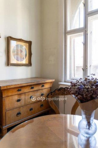 Eladó téglalakás, Budapesten, V. kerületben 164.9 M Ft