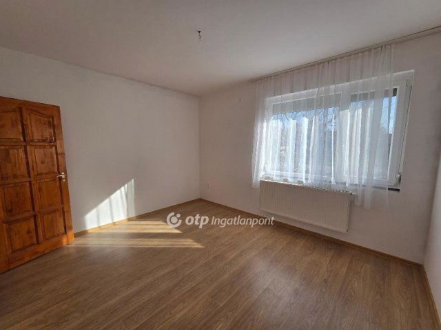 Eladó téglalakás, Szentesen 30 M Ft, 1 szobás