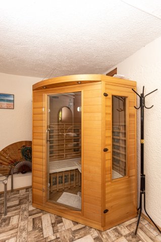 Eladó családi ház, Abaligeten 139 M Ft, 8 szobás