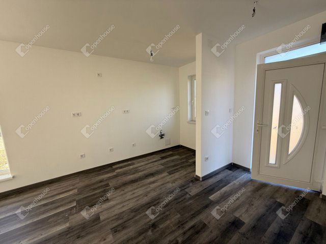 Eladó családi ház, Környén 72.9 M Ft, 3 szobás