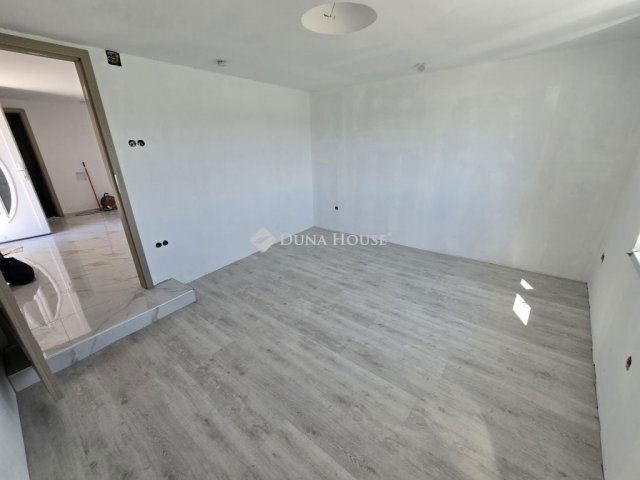 Eladó családi ház, Ercsiben 37.5 M Ft, 3 szobás