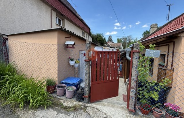 Eladó téglalakás, Pécsett 18.5 M Ft, 1 szobás