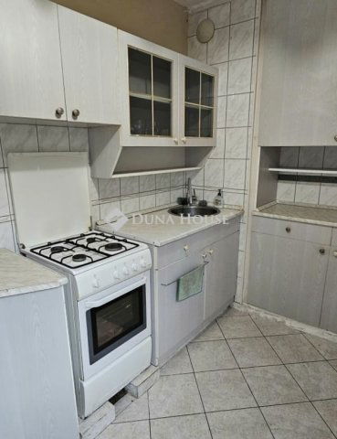 Eladó panellakás, Pécsett 37.99 M Ft, 2 szobás