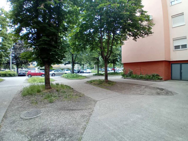 Eladó panellakás, Győrött 47.9 M Ft, 8 szobás