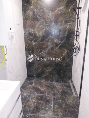 Eladó panellakás, Pécsett 62.9 M Ft, 3 szobás