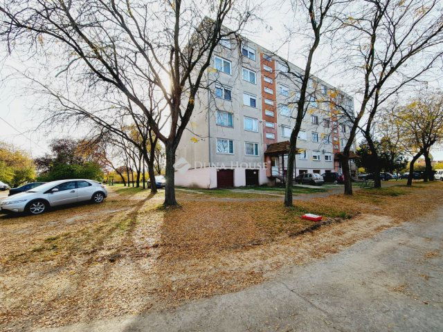 Eladó panellakás, Békésen 12.9 M Ft, 2 szobás