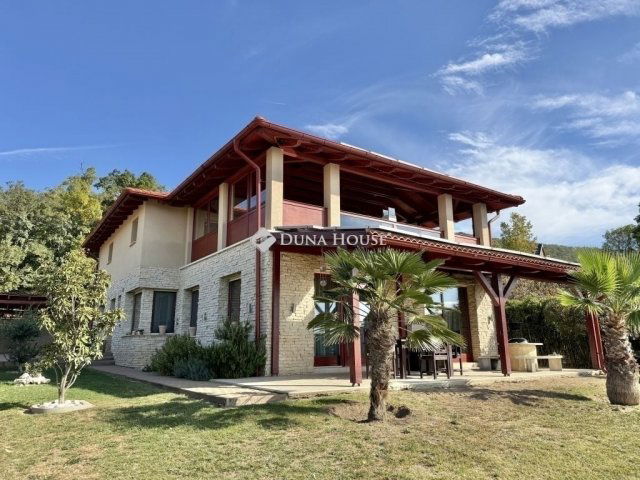 Eladó családi ház, Pécsett 289 M Ft, 4 szobás