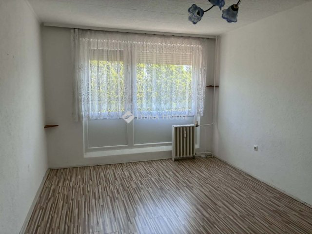 Eladó panellakás, Szentlőrincen 36.5 M Ft, 3 szobás