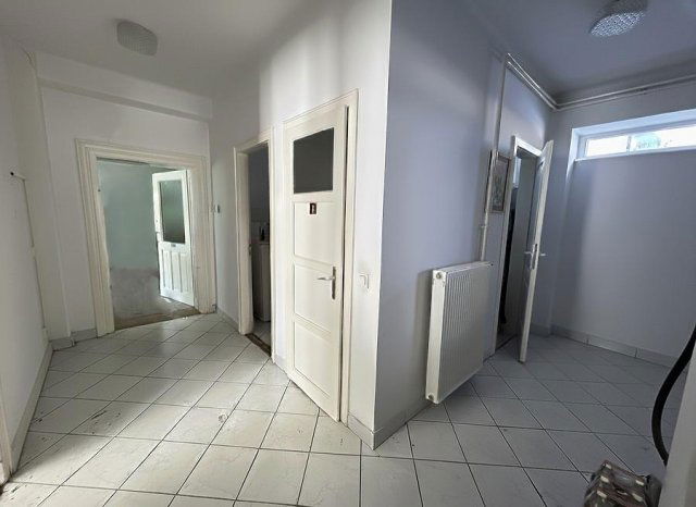 Kiadó iroda, Vácon 320 E Ft / hó, 2 szobás