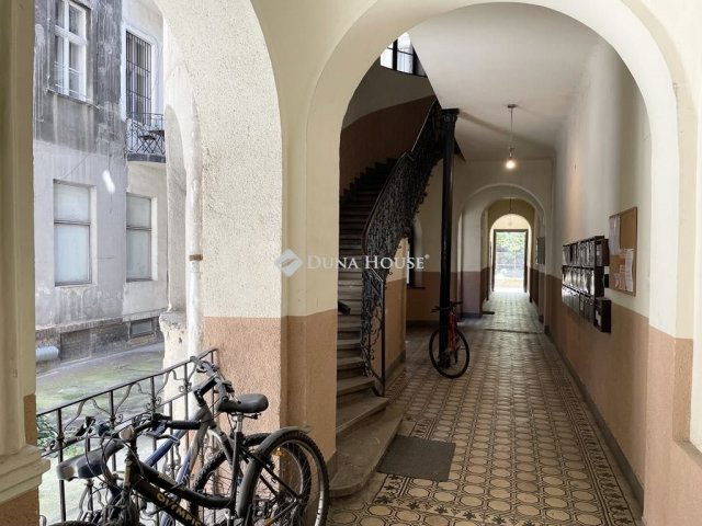 Eladó téglalakás, Budapesten, VI. kerületben 99.9 M Ft, 2 szobás