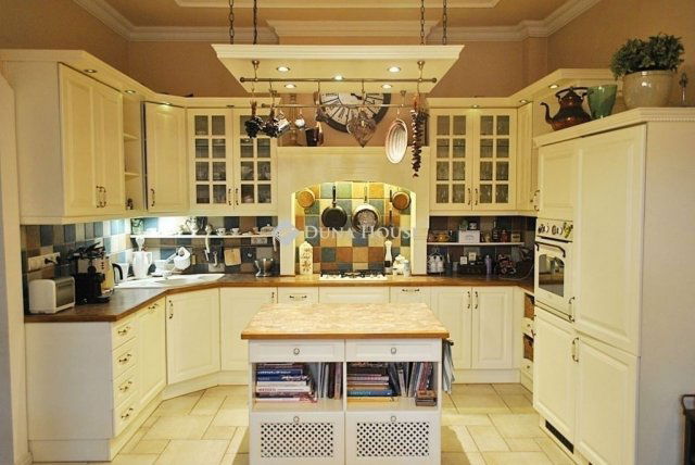 Eladó családi ház, Kecskeméten 188 M Ft, 7 szobás