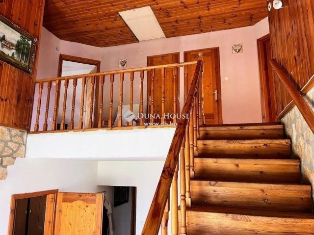 Eladó családi ház, Pécsett 65 M Ft, 6 szobás