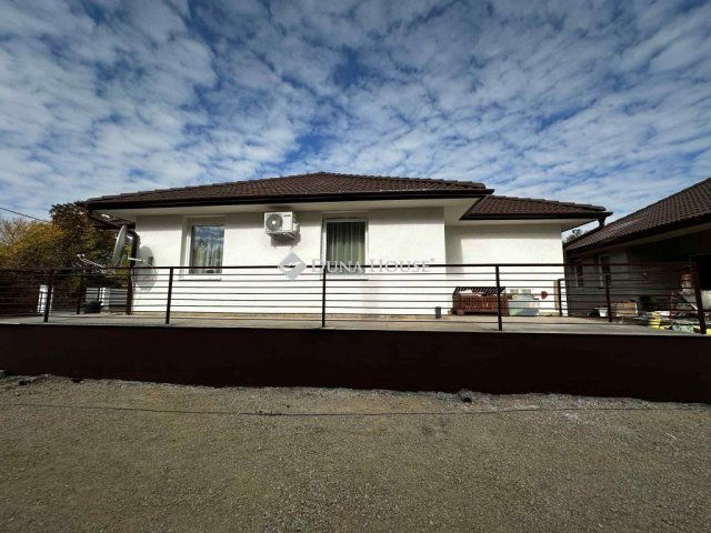 Eladó ikerház, Tabon 58.5 M Ft, 4 szobás / költözzbe.hu