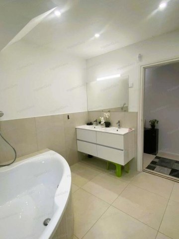 Eladó családi ház, Tiszakécskén 70 M Ft, 6+1 szobás