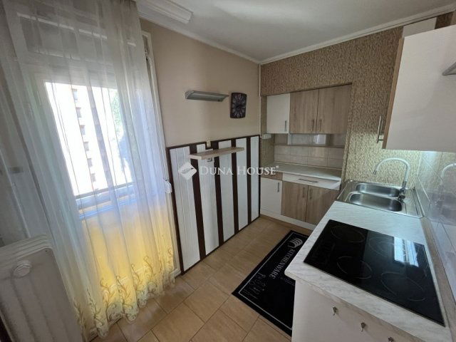 Eladó panellakás, Pécsett 42.2 M Ft, 2 szobás
