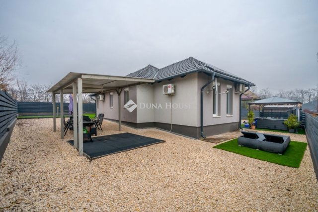 Eladó családi ház, Szigetszentmiklóson 119.9 M Ft, 4 szobás