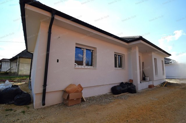 Eladó családi ház, Győrújfalun 94.99 M Ft, 4 szobás