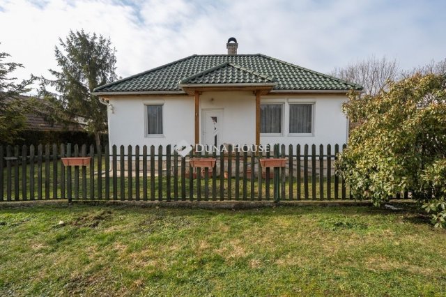 Eladó családi ház, Csákváron 178 M Ft, 9 szobás