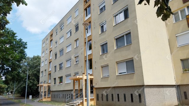 Eladó panellakás, Szombathelyen 37 M Ft, 2 szobás