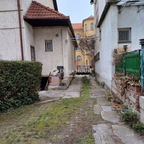 Eladó ikerház, Pécsett 66 M Ft, 4 szobás / költözzbe.hu