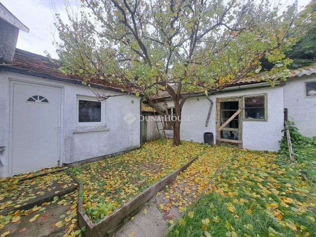 Eladó családi ház, Pécsett 29.9 M Ft, 2 szobás