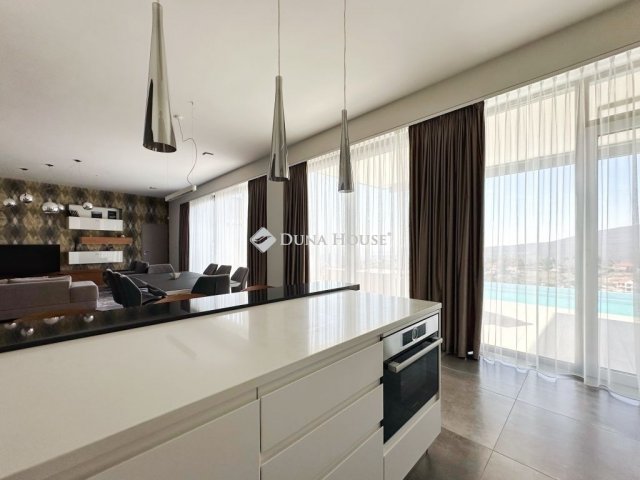 Eladó családi ház, Pécsett 425 M Ft, 4 szobás