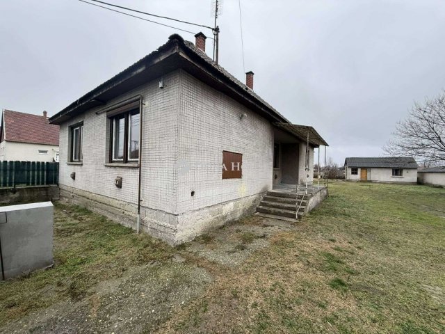 Eladó családi ház, Izsákon 31.5 M Ft, 4 szobás