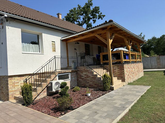 Eladó családi ház, Csörögön 89 M Ft, 4 szobás
