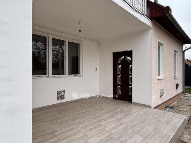 Eladó téglalakás, Békéscsabán 26.5 M Ft, 3 szobás