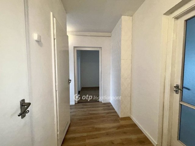 Eladó panellakás, Debrecenben 63.49 M Ft, 3 szobás