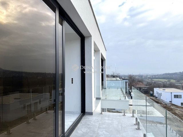 Eladó téglalakás, Budapesten, III. kerületben 145 M Ft, 2 szobás