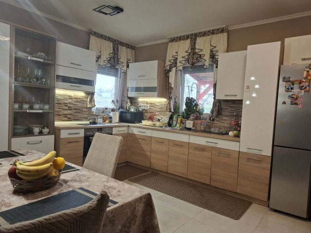 Eladó családi ház, Pécsett 120 M Ft, 4 szobás