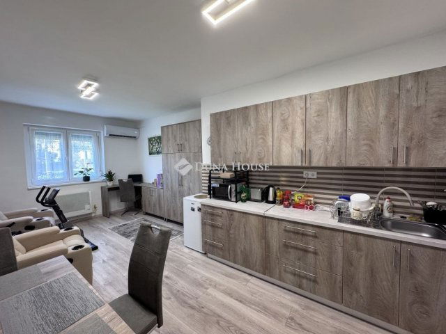 Eladó téglalakás, Komlón 17 M Ft, 1 szobás