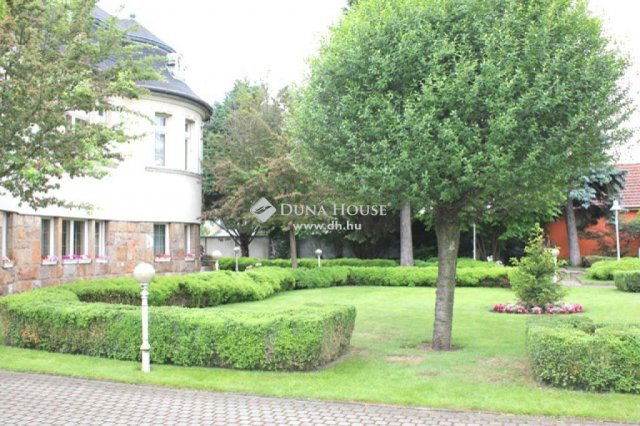 Eladó családi ház, Üllőn 303 M Ft, 12 szobás