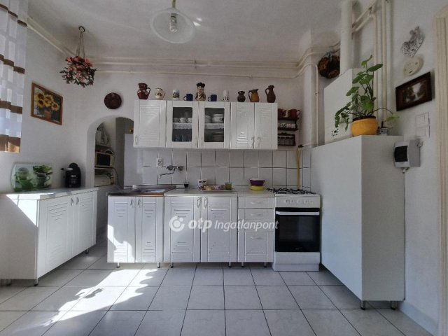 Eladó családi ház, Pápateszéren 43.99 M Ft, 2 szobás