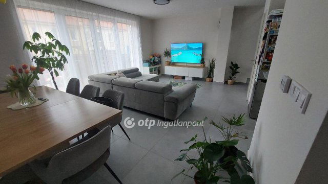 Eladó téglalakás, Győrött 115 M Ft, 4 szobás