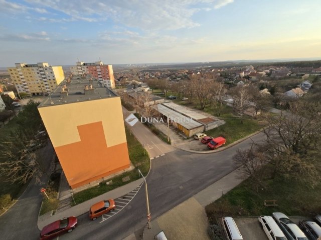 Eladó panellakás, Várpalotán 43.5 M Ft, 3 szobás