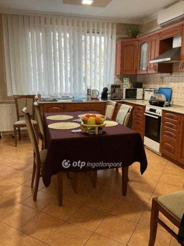 Eladó panellakás, Nyíregyházán 37.8 M Ft, 2 szobás