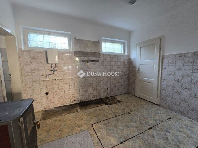Eladó családi ház, Pécsett 26.9 M Ft, 3 szobás