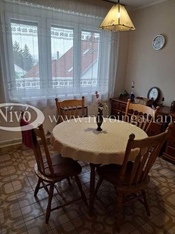 Eladó családi ház, Veszprémben 230 M Ft, 6+3 szobás