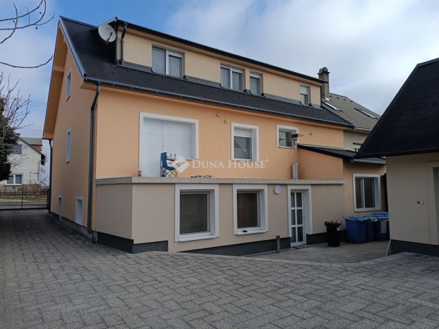 Eladó családi ház, Zircen 250 M Ft, 7 szobás