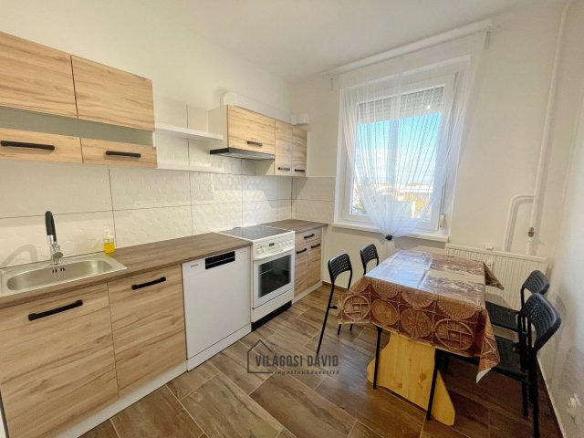 Kiadó panellakás, albérlet, Debrecenben 300 E Ft / hó, 3 szobás