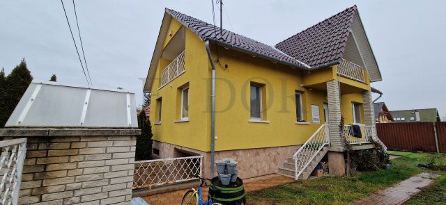 Eladó családi ház, Vecsésen 124.9 M Ft, 4 szobás