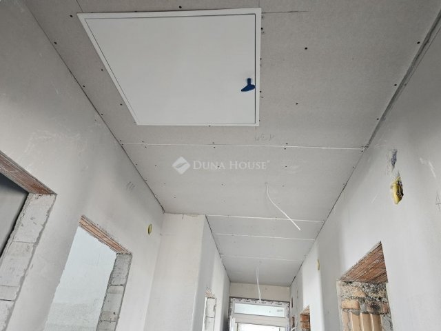 Eladó téglalakás, Mendén 79.9 M Ft, 4 szobás