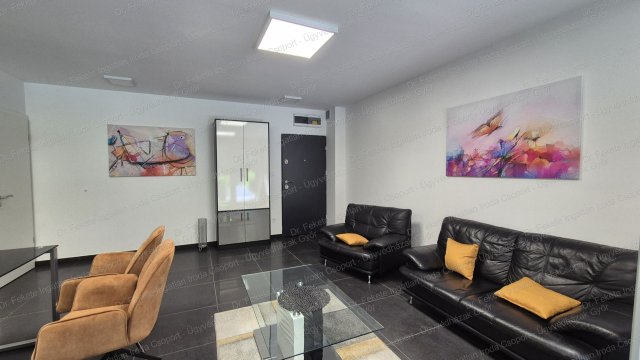 Eladó üzlethelyiség, Komáromban 45 M Ft, 1 szobás