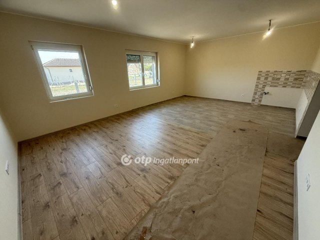 Eladó sorház, Tiszakécskén 47.9 M Ft, 1 szobás